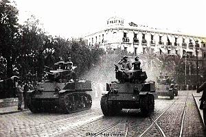 Oran - Place d'Armes - Defile de chars